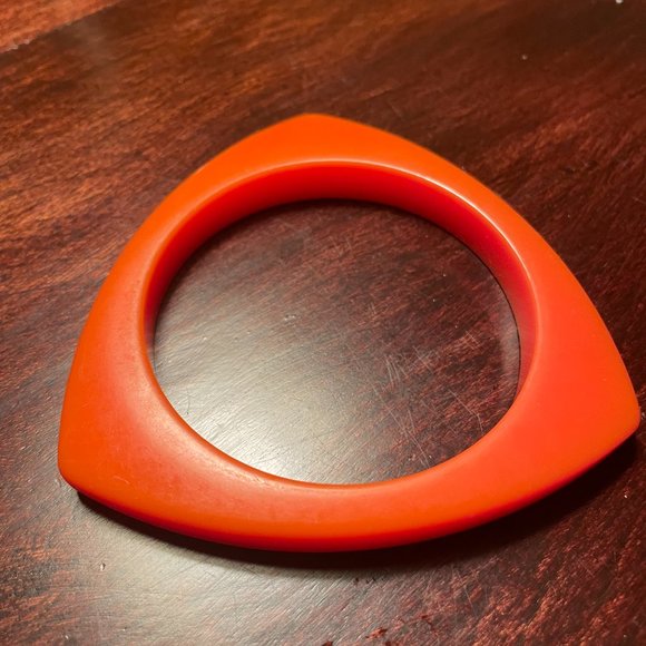 Orange Bakelite Vintage Bangle - with beautiful triangular shaping - Picture 4 of 4